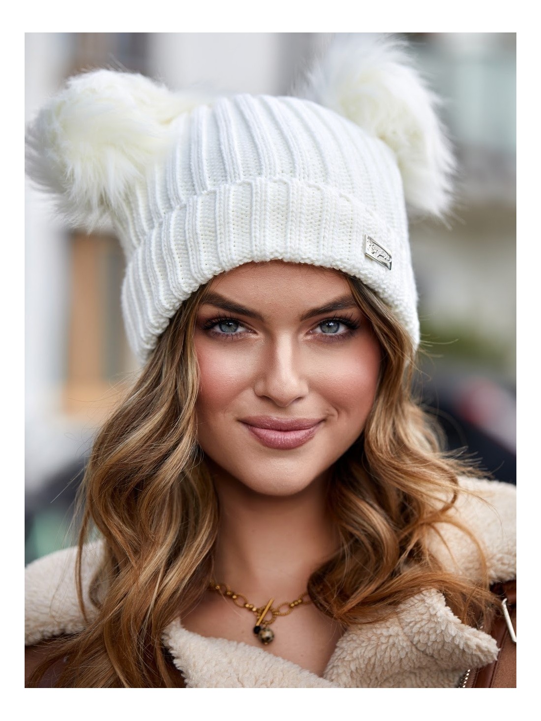 Cremefarbene Mütze mit Pompons für den Winter C5 – Online-Shop – Boutique